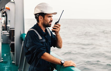 ما هو نوع جهاز اتصال لاسلكي مناسب للاتصالات البحرية？
