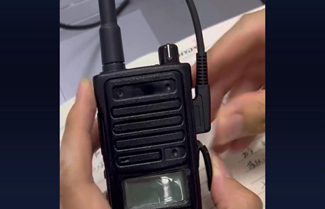 كيفية استخدام الأدوات لترقية الراديو الرقمي ثنائي الاتجاه من السلسلة D800/D1000