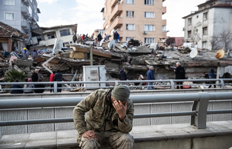 الإنقاذ الطارئ من زلزال بقوة 7.8 درجة في تركيا